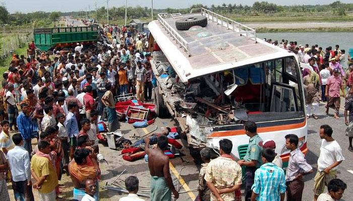 পুরী থেকে ফেরার পথে দুর্ঘটনায় লাক্সারি বাস, মৃত্যু কিশোরী সহ ৫ জনের পুরী থেকে ফেরার পথে দুর্ঘটনায় লাক্সারি বাস, মৃত্যু কিশোরী সহ ৫ জনের