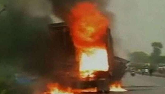 গাড়ি জ্বালিয়ে দিল মাওবাদীরা গাড়ি জ্বালিয়ে দিল মাওবাদীরা