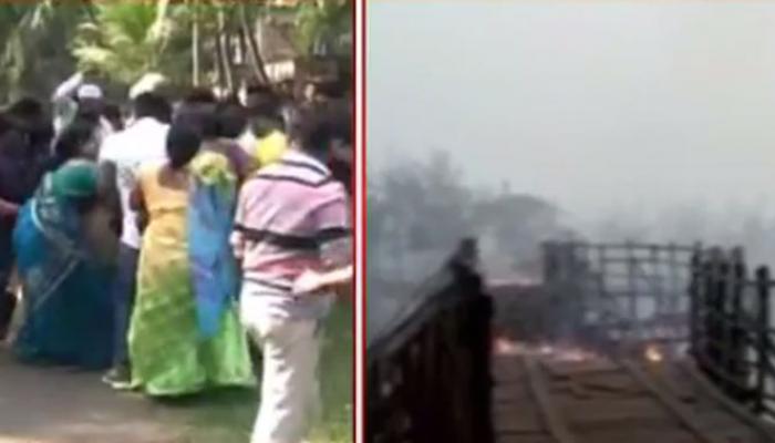 বসিরহাটে তৃণমূলের গোষ্ঠী কোন্দলে পুড়ে ছাই কাঠের সেতু বসিরহাটে তৃণমূলের গোষ্ঠী কোন্দলে পুড়ে ছাই কাঠের সেতু