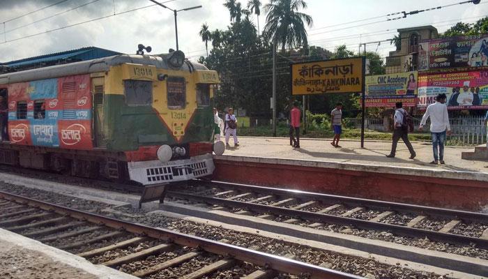 বন্ধ জুট মিল খোলার দাবিতে কাঁকিনাড়ায় রেল অবরোধ বন্ধ জুট মিল খোলার দাবিতে কাঁকিনাড়ায় রেল অবরোধ