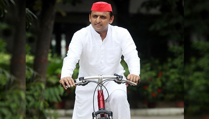 দঙ্গল জিতলেন অখিলেশ, সাইকেলে সওয়ার টিপু দঙ্গল জিতলেন অখিলেশ, সাইকেলে সওয়ার টিপু