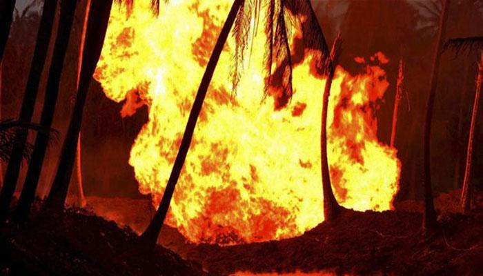 রাতের শহরে জোড়া অগ্নিকাণ্ড রাতের শহরে জোড়া অগ্নিকাণ্ড