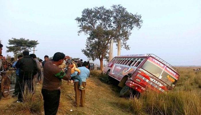 বীরভূমের ইলমবাজারে বাস উল্টে মারা গেলেন পাঁচ জন বীরভূমের ইলমবাজারে বাস উল্টে মারা গেলেন পাঁচ জন