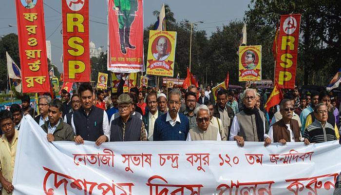 নেতাজি স্মরণে ওয়েলিংটন থেকে নেতাজি মূর্তি পর্যন্ত মিছিল করলেন বাম নেতৃত্ব নেতাজি স্মরণে ওয়েলিংটন থেকে নেতাজি মূর্তি পর্যন্ত মিছিল করলেন বাম নেতৃত্ব