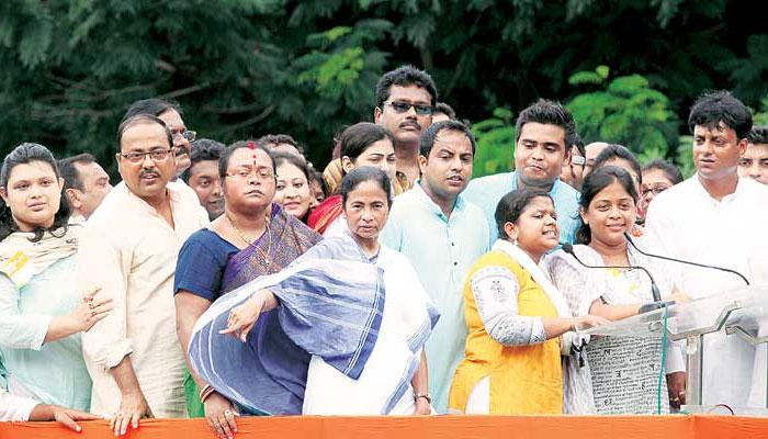 শিক্ষামন্ত্রীর কথাও শুনছে না TMCP! কলেজে কলেজে তৃণমূলের গোষ্ঠীর সংঘর্ষ চলছেই শিক্ষামন্ত্রীর কথাও শুনছে না TMCP! কলেজে কলেজে তৃণমূলের গোষ্ঠীর সংঘর্ষ চলছেই