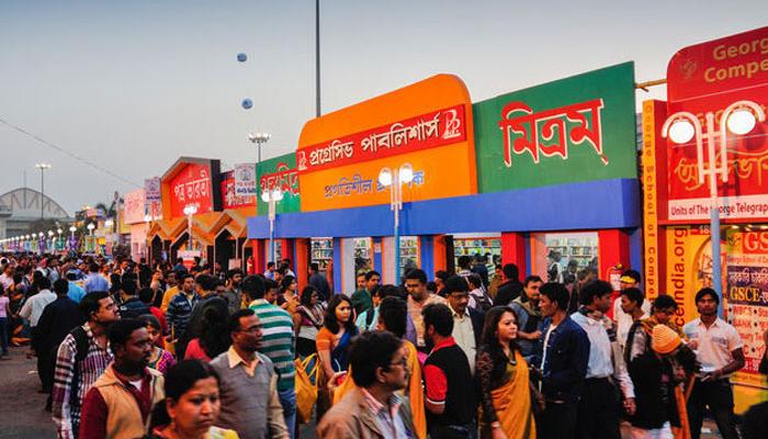 আরম্ভেই উপছে পড়ল বই মেলা আরম্ভেই উপছে পড়ল বই মেলা