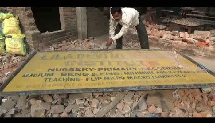 স্কুলে গুন্ডাবাহিনীর তাণ্ডব, প্রোমোটার জুজুতে ভয়ে কাঁটা খোদ কাউন্সিলরই স্কুলে গুন্ডাবাহিনীর তাণ্ডব, প্রোমোটার জুজুতে ভয়ে কাঁটা খোদ কাউন্সিলরই