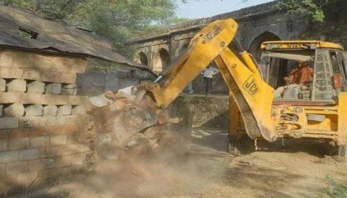 প্রোমোটারের থাবায় এইভাবেই কী হারিয়ে যাবে এলাকার পুরনো স্কুল? প্রোমোটারের থাবায় এইভাবেই কী হারিয়ে যাবে এলাকার পুরনো স্কুল?
