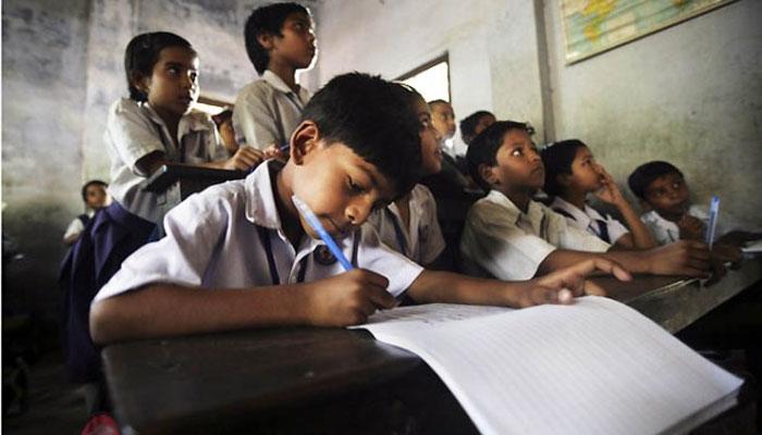 ভাঙা স্কুলঘরেই ত্রিপল টাঙিয়ে ক্লাস হল লীলাদেবী মেমোরিয়াল স্কুলে ভাঙা স্কুলঘরেই ত্রিপল টাঙিয়ে ক্লাস হল লীলাদেবী মেমোরিয়াল স্কুলে