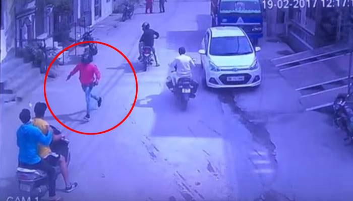 দিল্লিতে তরুণ ক্রিকেটারকে গুলি করে খুন, ছবি ধরা পড়েছে CCTV ক্যামেরায় দিল্লিতে তরুণ ক্রিকেটারকে গুলি করে খুন, ছবি ধরা পড়েছে CCTV ক্যামেরায়