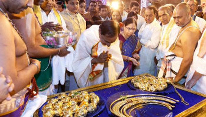 শিবকে সোনার গোঁফ উপহার মুখ্যমন্ত্রী কে চন্দ্রশেখর রাওয়ের শিবকে সোনার গোঁফ উপহার মুখ্যমন্ত্রী কে চন্দ্রশেখর রাওয়ের