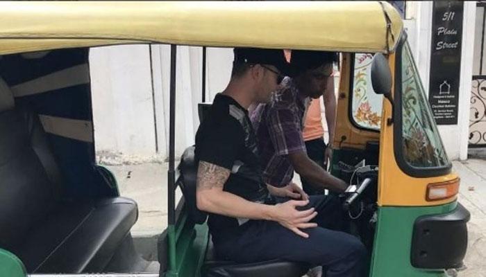 সাবলীলভাবে বেঙ্গালুরুর রাস্তায় অটো ছোটালেন ক্লার্ক সাবলীলভাবে বেঙ্গালুরুর রাস্তায় অটো ছোটালেন ক্লার্ক