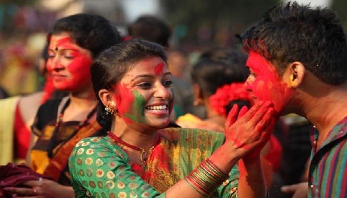 হাওয়ায় হাওয়ায় লেগেছে যে রং, দোল উত্সবে মাতল রাজ্য হাওয়ায় হাওয়ায় লেগেছে যে রং, দোল উত্সবে মাতল রাজ্য