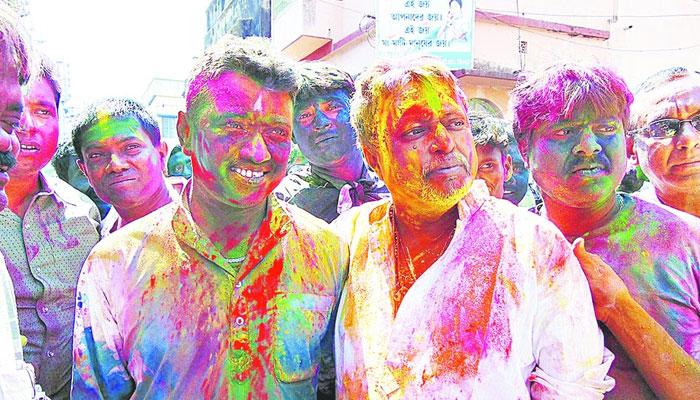 পোড় খাওয়া পলিটিসিয়ানদের জনসংযোগের অন্যতম বড়দিন দোল পোড় খাওয়া পলিটিসিয়ানদের জনসংযোগের অন্যতম বড়দিন দোল