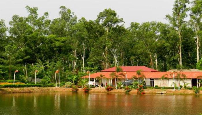 অদূরেই নিজের বাড়ি, সেখানে ঢোকার উপায় নেই মিনতি নাথের অদূরেই নিজের বাড়ি, সেখানে ঢোকার উপায় নেই মিনতি নাথের