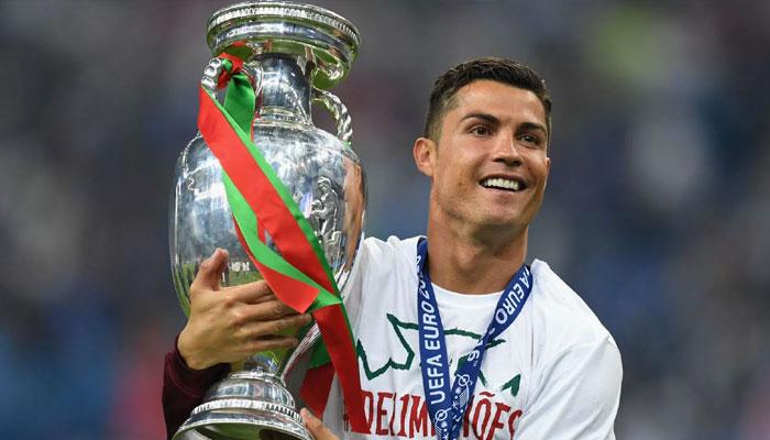 পর্তুগালের বর্ষসেরা ফুটবলার ক্রিশ্চিয়ানো রোনাল্ডো পর্তুগালের বর্ষসেরা ফুটবলার ক্রিশ্চিয়ানো রোনাল্ডো