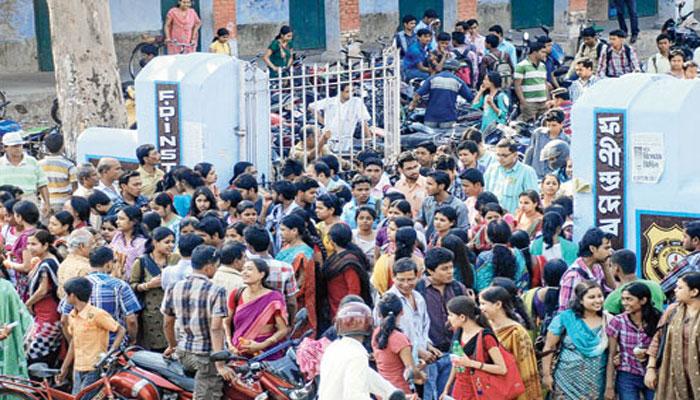 সভাপতি মারা যাওয়ায় স্কুলের ব্যাঙ্ক অ্যাকাউন্ট বন্ধ, অন্ধকারে ফণীন্দ্রদেব হাইস্কুলের পড়ুয়ারা সভাপতি মারা যাওয়ায় স্কুলের ব্যাঙ্ক অ্যাকাউন্ট বন্ধ, অন্ধকারে ফণীন্দ্রদেব হাইস্কুলের পড়ুয়ারা