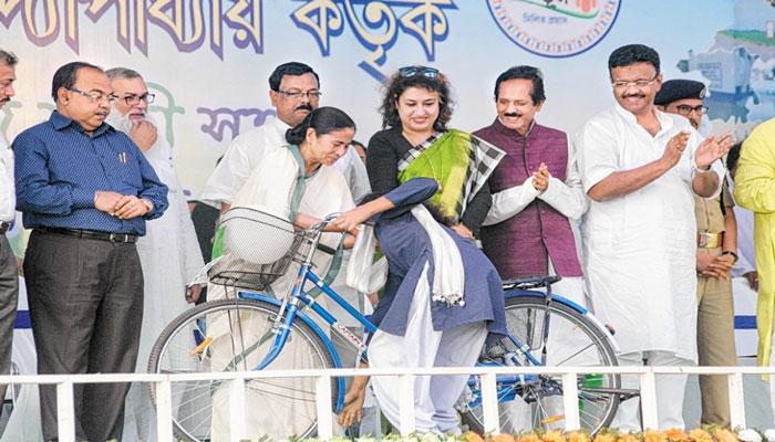 সবুজ সাথীর সাইকেল না মেলায় শিলিগুড়ির স্কুলে তাণ্ডব এবং পথ অবরোধ সবুজ সাথীর সাইকেল না মেলায় শিলিগুড়ির স্কুলে তাণ্ডব এবং পথ অবরোধ