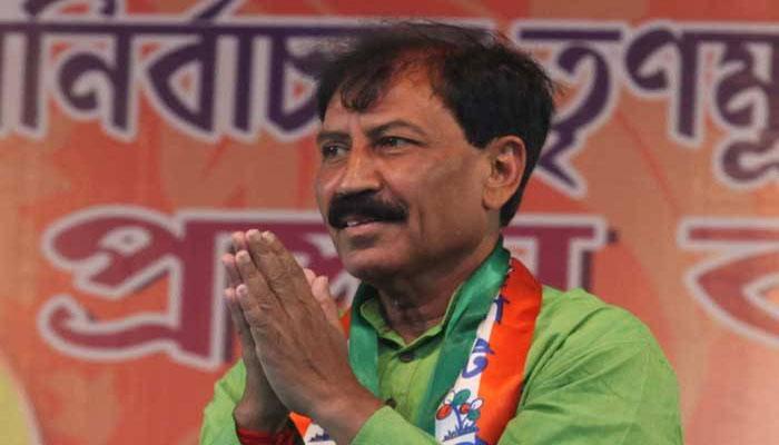 লোকসভার অধ্যক্ষকে ফুটবল উপহার তৃণমূল সাংসদ প্রসূনের লোকসভার অধ্যক্ষকে ফুটবল উপহার তৃণমূল সাংসদ প্রসূনের