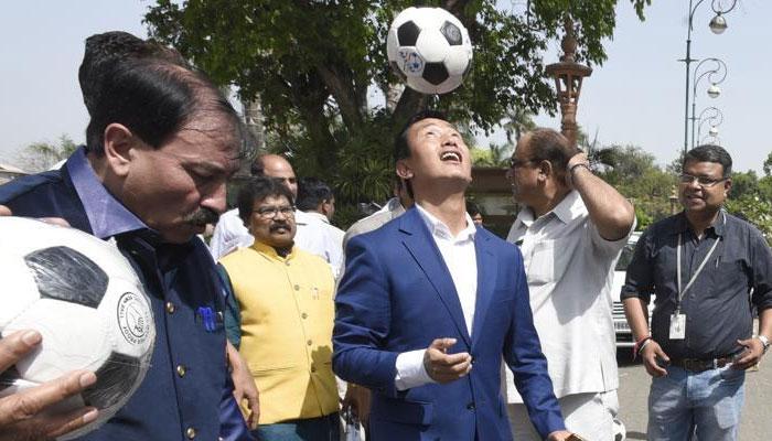 সংসদে ঢুকল ফুটবল! সংসদে ঢুকল ফুটবল!
