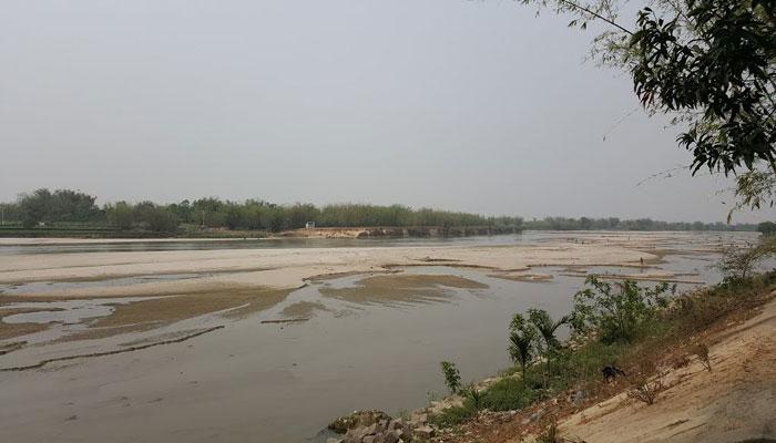 বিজ্ঞাপনী দূষণে মুখ ঢেকে যায় মহানন্দার বিজ্ঞাপনী দূষণে মুখ ঢেকে যায় মহানন্দার