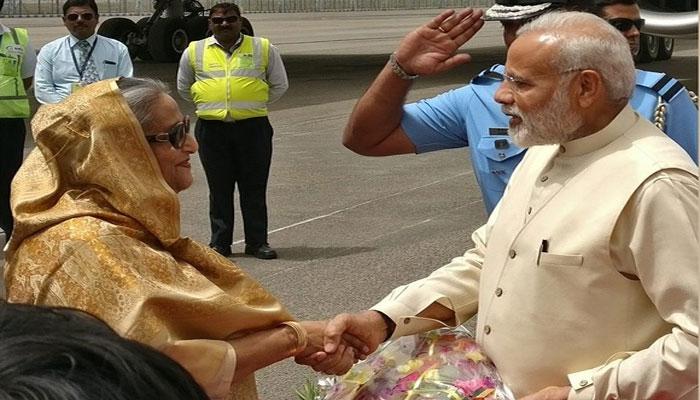 শেখ হাসিনাকে অভ্যর্থনা জানাতে গিয়ে প্রোটোকল ভাঙলেন মোদী শেখ হাসিনাকে অভ্যর্থনা জানাতে গিয়ে প্রোটোকল ভাঙলেন মোদী