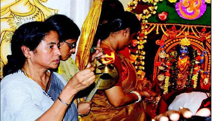 পুজো দিয়ে বর্ষশেষ মুখ্যমন্ত্রীর, সেইসঙ্গে বর্ষবরণও পুজো দিয়ে বর্ষশেষ মুখ্যমন্ত্রীর, সেইসঙ্গে বর্ষবরণও