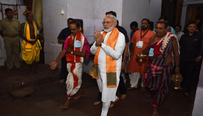পরবর্তী রণকৌশল ঘোষণা করার আগে ভুবনেশ্বরে লিঙ্গরাজের মন্দিরে নরেন্দ্র মোদী পরবর্তী রণকৌশল ঘোষণা করার আগে ভুবনেশ্বরে লিঙ্গরাজের মন্দিরে নরেন্দ্র মোদী