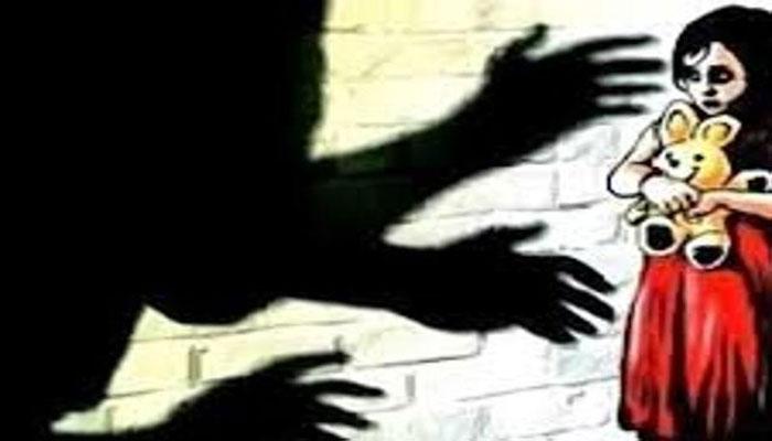 খাস কলকাতায় ক্লাস থ্রির ছাত্রীকে চকোলেটের লোভ দেখিয়ে গাড়িতে তুলে ধর্ষণ খাস কলকাতায় ক্লাস থ্রির ছাত্রীকে চকোলেটের লোভ দেখিয়ে গাড়িতে তুলে ধর্ষণ