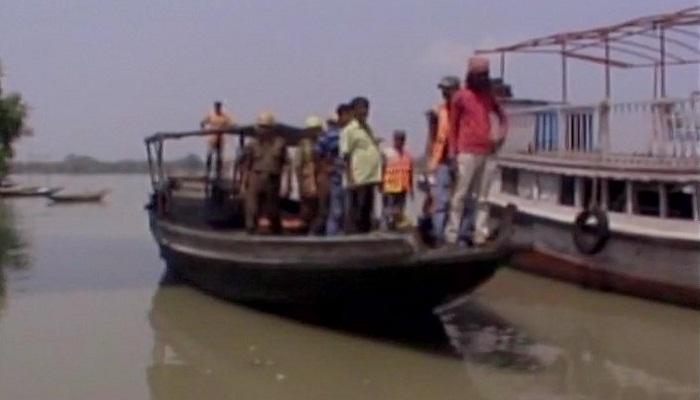 তেলেনিপাড়ার জেটি দুর্ঘটনায় কাঠগড়ায় বেহুঁশ প্রশাসন! ধৃত ৪ তেলেনিপাড়ার জেটি দুর্ঘটনায় কাঠগড়ায় বেহুঁশ প্রশাসন! ধৃত ৪