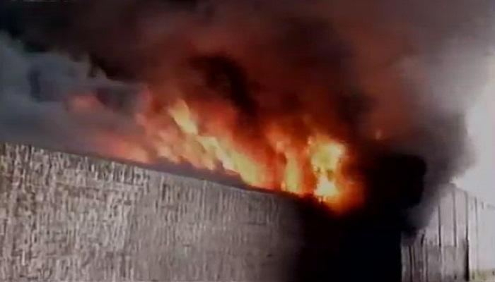 মধ্যমগ্রামে থার্মোকলের প্লেট তৈরির কারখানায় অাগুন মধ্যমগ্রামে থার্মোকলের প্লেট তৈরির কারখানায় অাগুন
