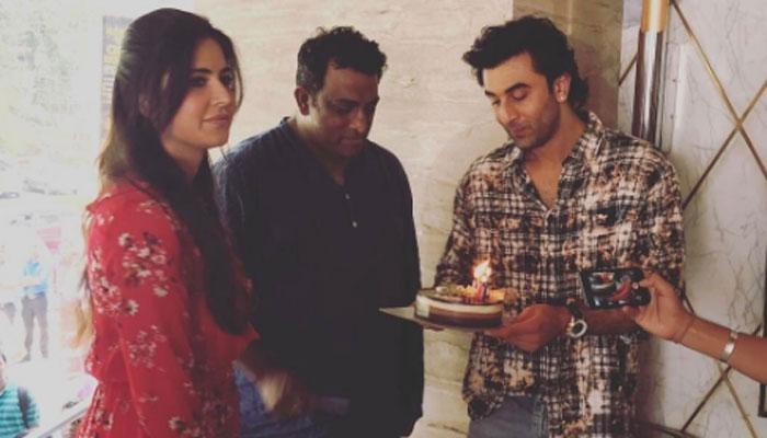 একসঙ্গে অনুরাগ বাসুর জন্মদিন সেলিব্রেট করলেন ক্যাট-রণবীর, দেখুন ভিডিও একসঙ্গে অনুরাগ বাসুর জন্মদিন সেলিব্রেট করলেন ক্যাট-রণবীর, দেখুন ভিডিও