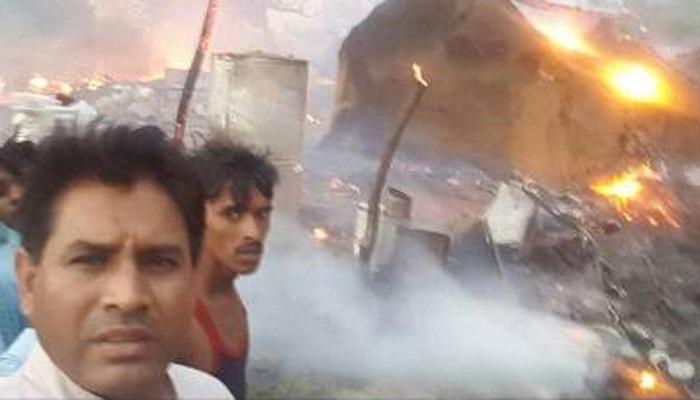 পিছনে দাউ দাউ করে জ্বলছে বাড়ি, সেলফি তুললেন বিধায়ক! পিছনে দাউ দাউ করে জ্বলছে বাড়ি, সেলফি তুললেন বিধায়ক!