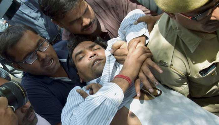 কলার ধরে কুর্সি থেকে নামিয়ে জেলে ঢোকাবেন কেজরিওয়ালকে, হুমকি দিয়েই অজ্ঞান কপিল মিশ্র কলার ধরে কুর্সি থেকে নামিয়ে জেলে ঢোকাবেন কেজরিওয়ালকে, হুমকি দিয়েই অজ্ঞান কপিল মিশ্র