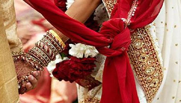 বিয়ের মণ্ডপ থেকে মাথায় বন্দুক ঠেকিয়ে প্রেমিককে তুলে নিয়ে গেল 'প্রতারিত প্রাক্তন প্রেমিকা' বিয়ের মণ্ডপ থেকে মাথায় বন্দুক ঠেকিয়ে প্রেমিককে তুলে নিয়ে গেল 'প্রতারিত প্রাক্তন প্রেমিকা'