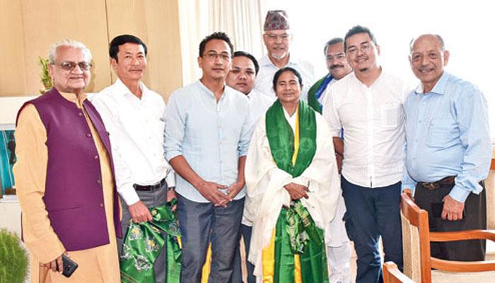 পাহাড়ে তৃণমূল-জিএনএলএফ জোটের যাত্রা ঠিকমতো শুরুর আগেই কি শেষ? বাড়ছে জল্পনা পাহাড়ে তৃণমূল-জিএনএলএফ জোটের যাত্রা ঠিকমতো শুরুর আগেই কি শেষ? বাড়ছে জল্পনা