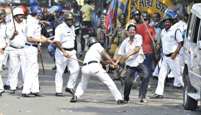 হাত দিয়ে মেরে, মুখ দিয়ে বলছে, 'লাগেনি তো'? হাত দিয়ে মেরে, মুখ দিয়ে বলছে, 'লাগেনি তো'?
