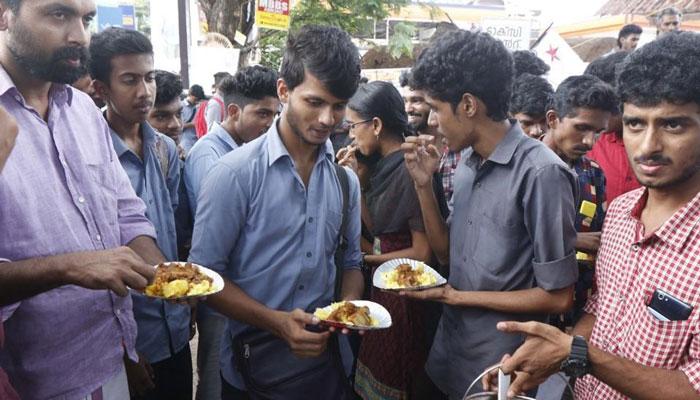প্রকাশ্যে গো-হত্যা 'প্রতিবাদে'র জেরে কেরলে সাসপেন্ড যুবকংগ্রেস কর্মী প্রকাশ্যে গো-হত্যা 'প্রতিবাদে'র জেরে কেরলে সাসপেন্ড যুবকংগ্রেস কর্মী