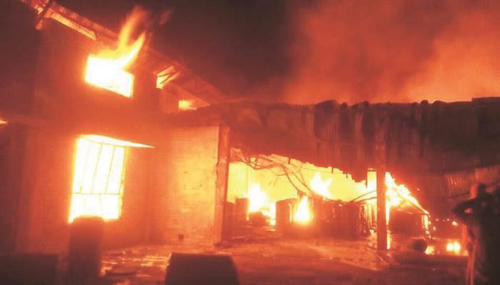 অগ্নিকাণ্ডের ঘটনায় চাঞ্চল্য আসানসোল রেলপাড়ার মহুয়া ডাঙ্গা এলাকায় অগ্নিকাণ্ডের ঘটনায় চাঞ্চল্য আসানসোল রেলপাড়ার মহুয়া ডাঙ্গা এলাকায়