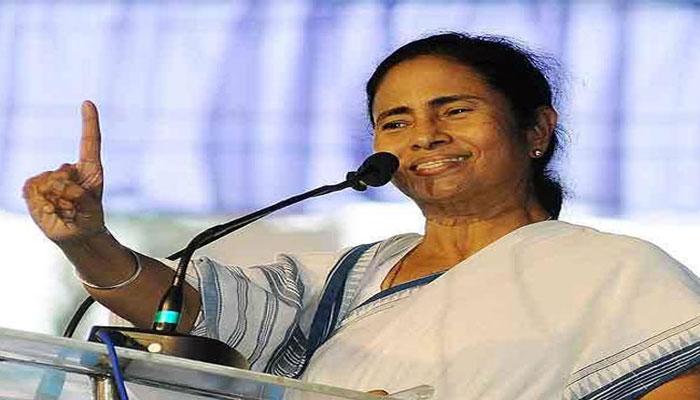 পড়ুয়াদের জনসেবার উদ্দেশ্য নিয়ে রাজনীতির আঙিনায় আসার ডাক মমতার পড়ুয়াদের জনসেবার উদ্দেশ্য নিয়ে রাজনীতির আঙিনায় আসার ডাক মমতার