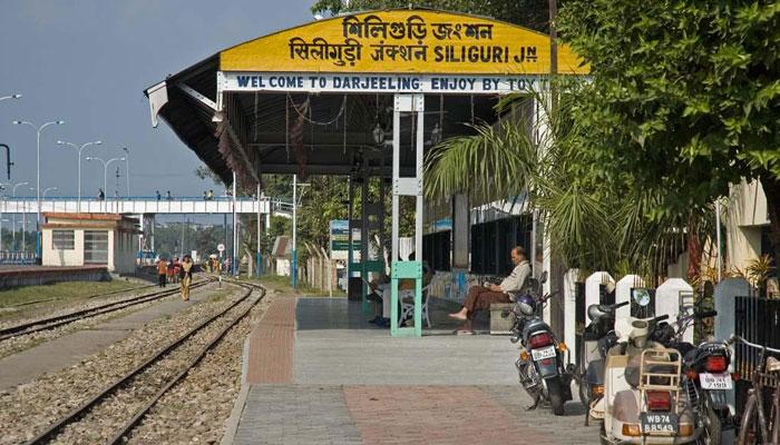 আরপিএফ ও স্থানীয় বাসিন্দাদের সংঘর্ষে উত্তেজনা ছড়াল শিলিগুড়ির ফুলবাড়িতে আরপিএফ ও স্থানীয় বাসিন্দাদের সংঘর্ষে উত্তেজনা ছড়াল শিলিগুড়ির ফুলবাড়িতে