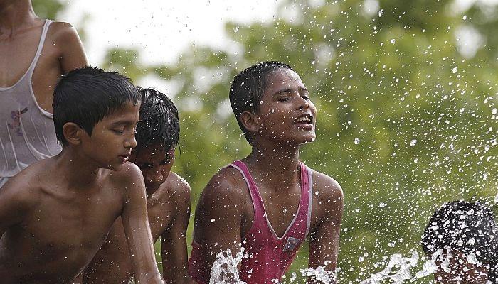 তীব্র গরমে সতর্ক থাকার পরামর্শ ডাক্তারদের তীব্র গরমে সতর্ক থাকার পরামর্শ ডাক্তারদের