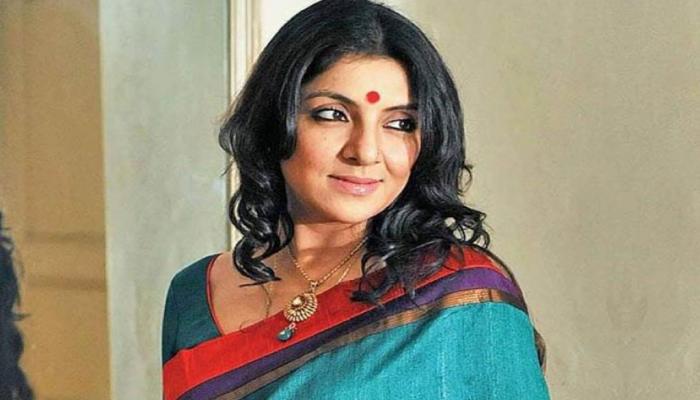 থানায় ঢুকে পুলিসকে হুমকি বিজেপি নেত্রী লকেট চ্যাটার্জির থানায় ঢুকে পুলিসকে হুমকি বিজেপি নেত্রী লকেট চ্যাটার্জির