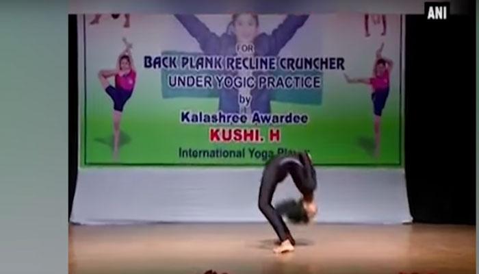 শ্বাস কষ্টে ভোগা মেয়ের যোগাসনে বিশ্ব রেকর্ড শ্বাস কষ্টে ভোগা মেয়ের যোগাসনে বিশ্ব রেকর্ড