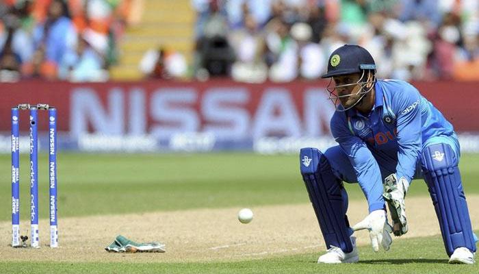 'চোখের ইশারায়' ম্যাচ জিতিয়েছেন ধোনি! 'চোখের ইশারায়' ম্যাচ জিতিয়েছেন ধোনি!
