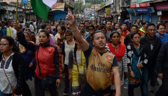পাহাড়ে আগুন, মোর্চার মিছিল আটকালে রণক্ষেত্রর চেহারা নিল ঘুম পাহাড়ে আগুন, মোর্চার মিছিল আটকালে রণক্ষেত্রর চেহারা নিল ঘুম