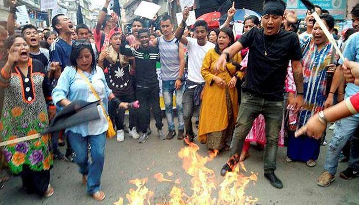 বোমা-গুলি-ইটবৃষ্টিতে তপ্ত পাহাড় বোমা-গুলি-ইটবৃষ্টিতে তপ্ত পাহাড়