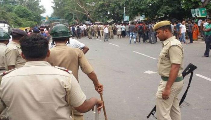 পাহাড়ে আক্রান্ত পুলিস, তাদের ওপর হামলা চালায় মোর্চা সমর্থকরা পাহাড়ে আক্রান্ত পুলিস, তাদের ওপর হামলা চালায় মোর্চা সমর্থকরা