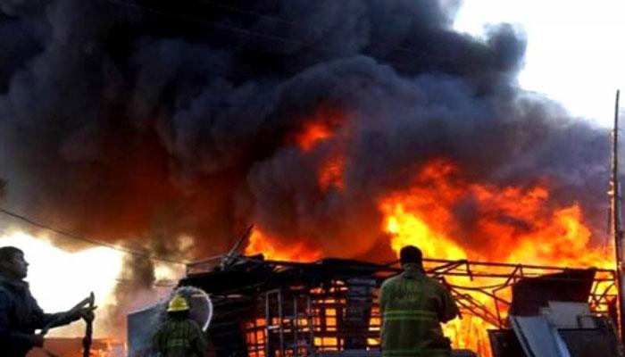 ছুটির দিন আগুন পার্কসাকার্সে, নিমেষে পুড়ে ছাই বেশ কয়েকটি দোকান ছুটির দিন আগুন পার্কসাকার্সে, নিমেষে পুড়ে ছাই বেশ কয়েকটি দোকান