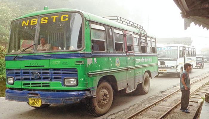 পাহাড়ে অশান্তি চলছেই, NBSTC-র দুটি বাস শিলিগুড়িতে নামতে দিল না মোর্চা পাহাড়ে অশান্তি চলছেই, NBSTC-র দুটি বাস শিলিগুড়িতে নামতে দিল না মোর্চা